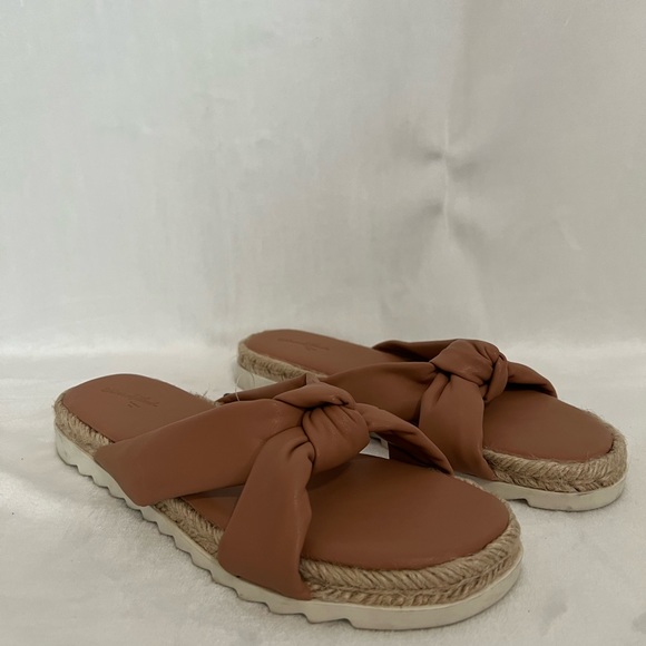 Universal Threads Sandals - Picture 2 of 4